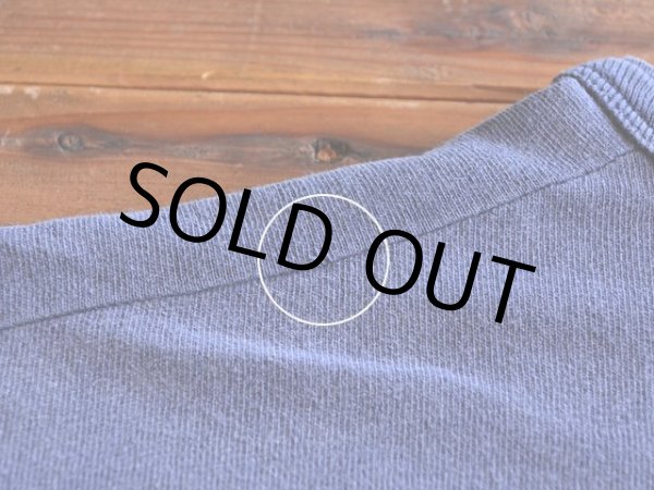 左肩付近にピンホール。