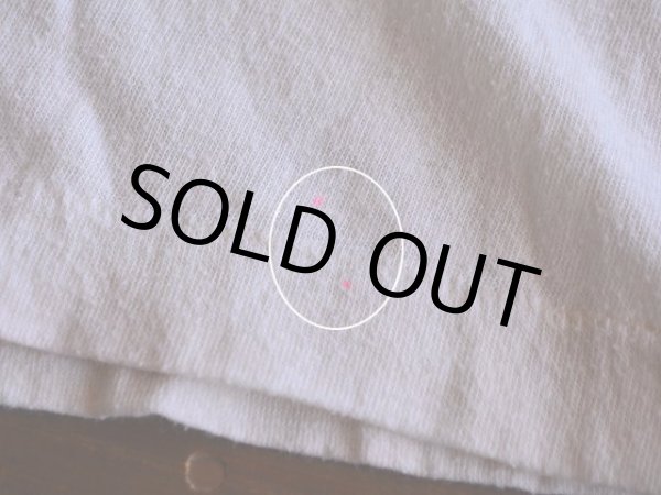 裾に蛍光ピンクの僅かな汚れ。