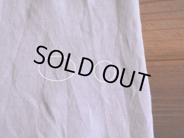 フロント裾左サイドに僅かな汚れとピンホール。