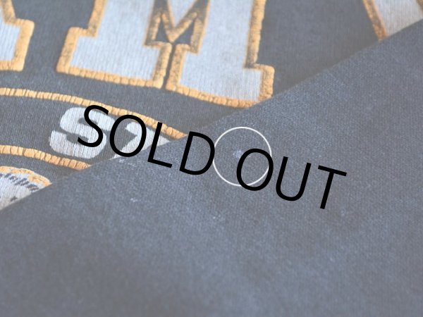 左袖に僅かな汚れ。