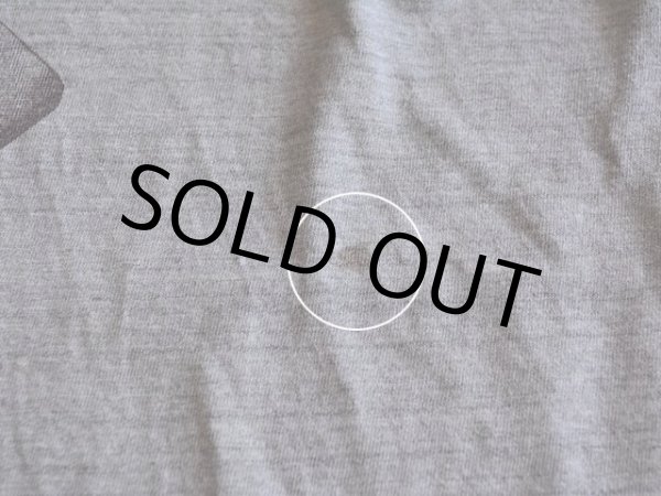 左胸下付近に薄ら汚れ。