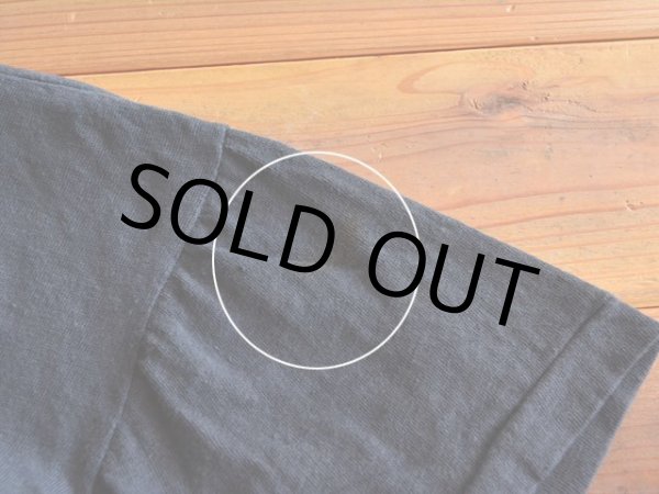 左袖に薄ら汚れ。