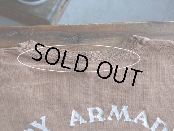 首後ろリブ付け根にステッチホツレ。