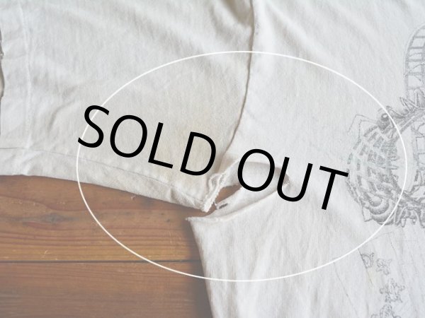 右脇に大きめのダメージと薄らシミ。