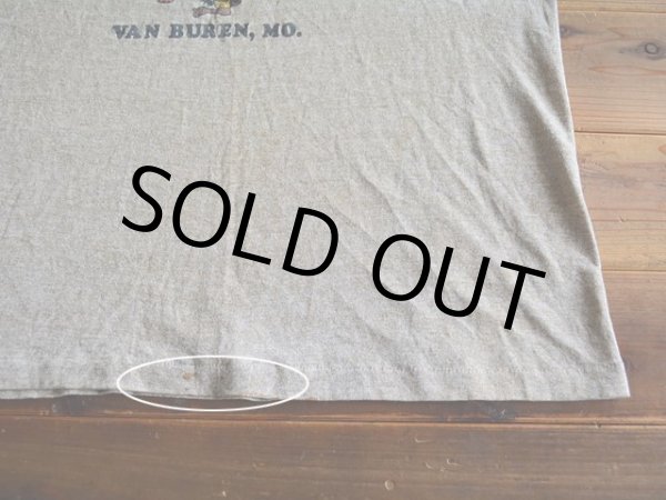 フロント裾に少々汚れ。