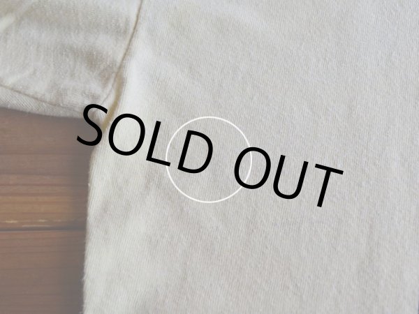 右サイドに小さな汚れ。