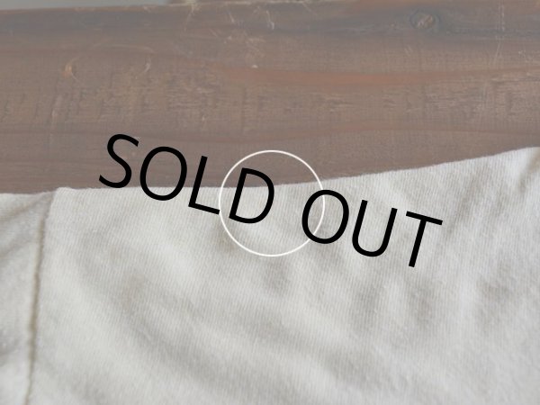 右肩付近に小さな汚れ。