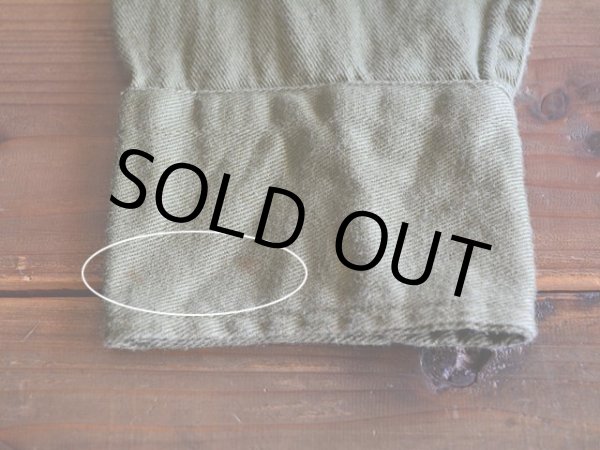 右袖口に僅かな汚れ。