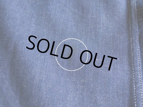 左太ももに僅かな汚れ。