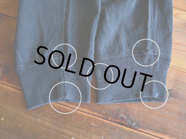 両袖口に少々ダメージ・汚れ。