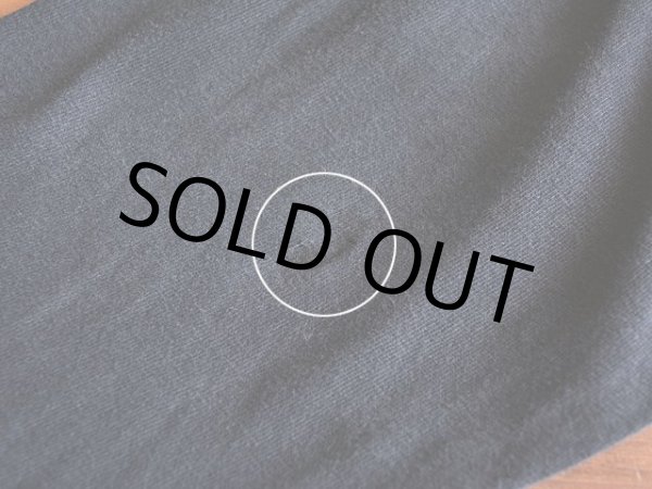 左袖に僅かな汚れ。