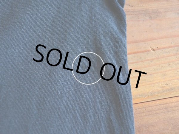 左サイドに僅かなホツレ。