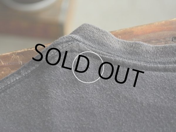 首後ろ付近にピンホール。