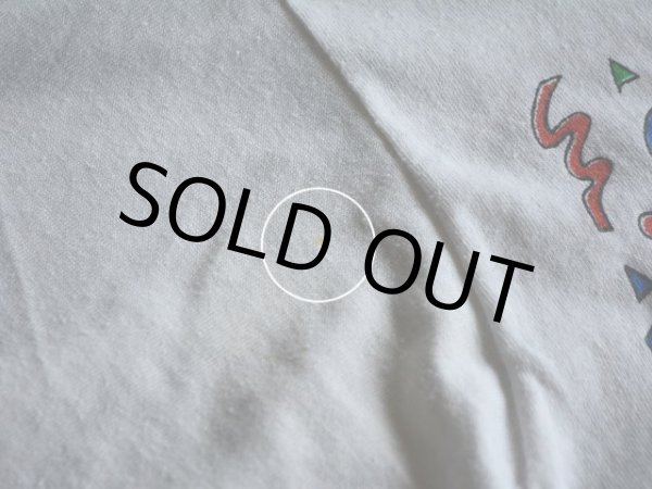 右袖に僅かな汚れ。