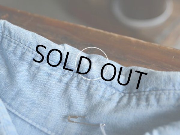 襟に小さなダメージ。