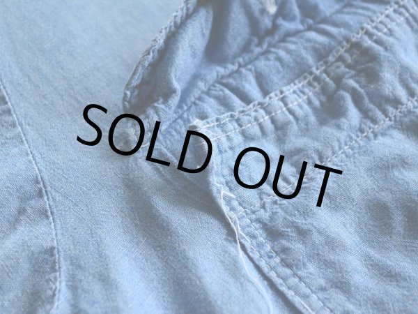 右胸ポケットにステッチホツレ。