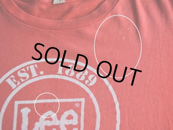 左胸上ふいきんに少々汚れと色落ち、胸中央付近に僅かなホツレ。