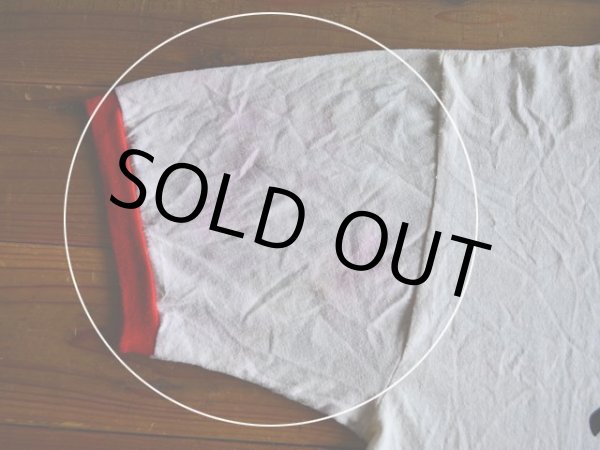 右袖に赤い色移り。