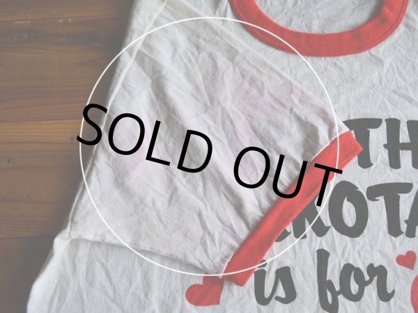 右袖に赤い色移り。