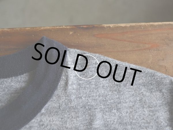 左肩付近に僅かな汚れ。