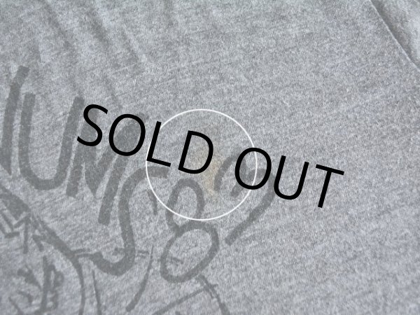 左胸付近に薄ら汚れ。