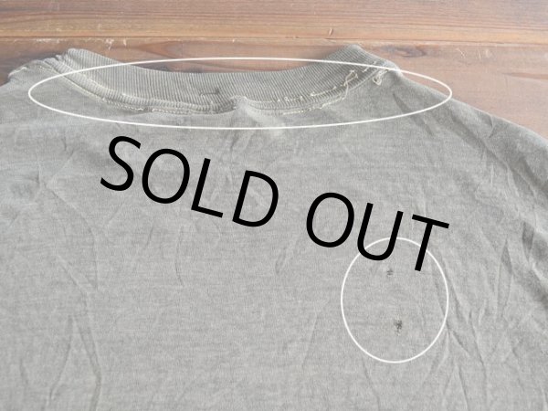 背中に少々ダメージと首リブのステッチホツレ。