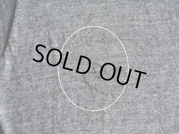 背中に落書きのような物と僅かな汚れ。