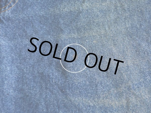 左太ももに小さな汚れ。