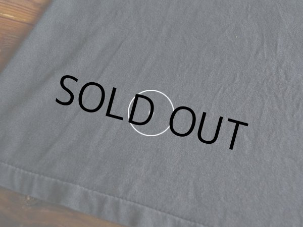 バック裾に小さな色落ち。