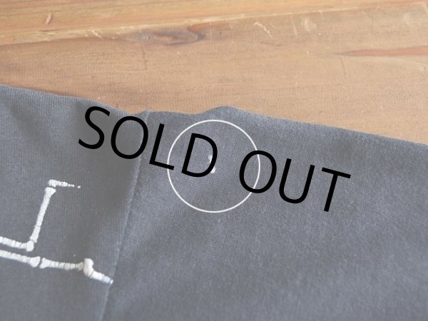 左袖に小さな汚れ。