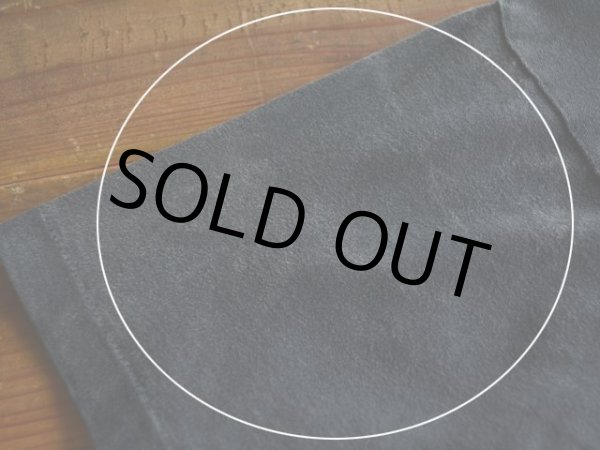 右袖に色落ち色褪せ。