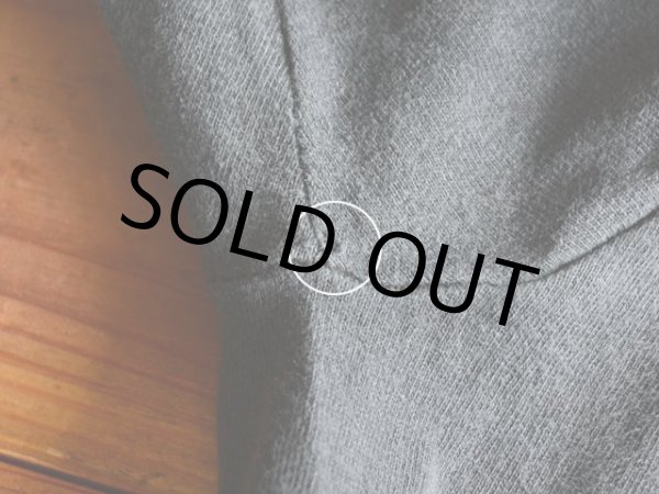 右脇下に僅かなホツレ。