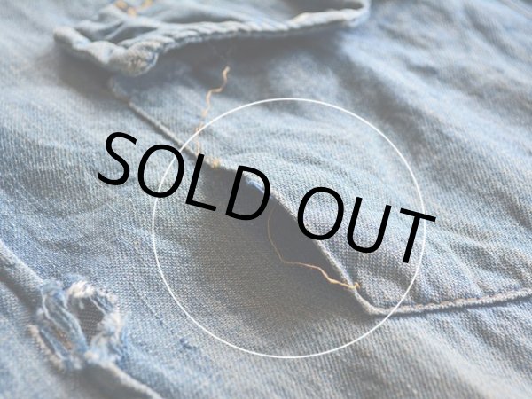 左胸ポケットにステッチホツレ。