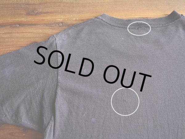 背中に小さなダメージと色落ち。