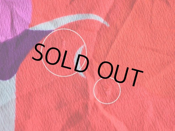 裾付近に僅かな傷。