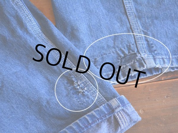 両足裾にリペア跡。