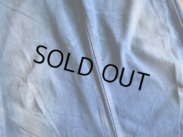 両膝付近に少々汚れ。