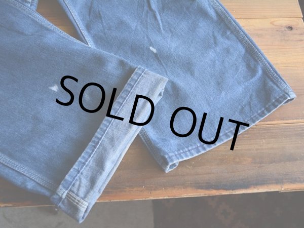 両足裾に小さなブリーチ跡のような色落ち。