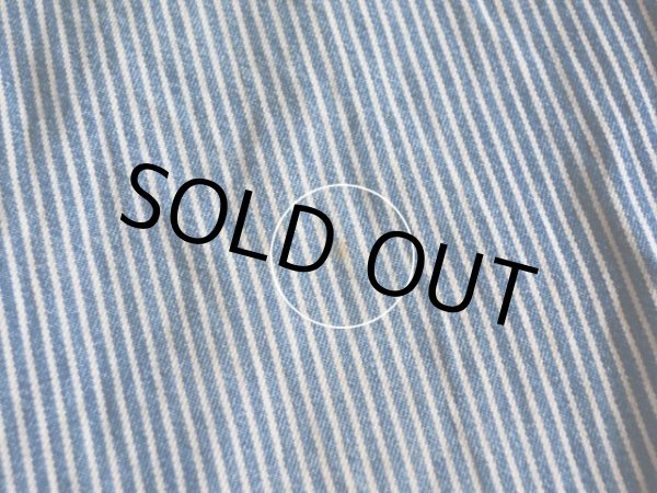 左膝に僅かな汚れ。