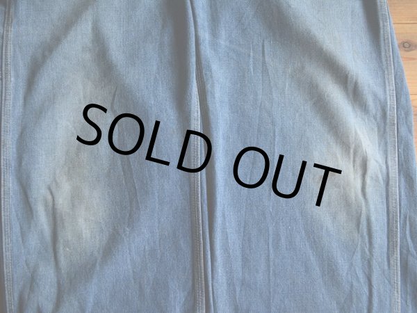 両膝付近に少々汚れ。