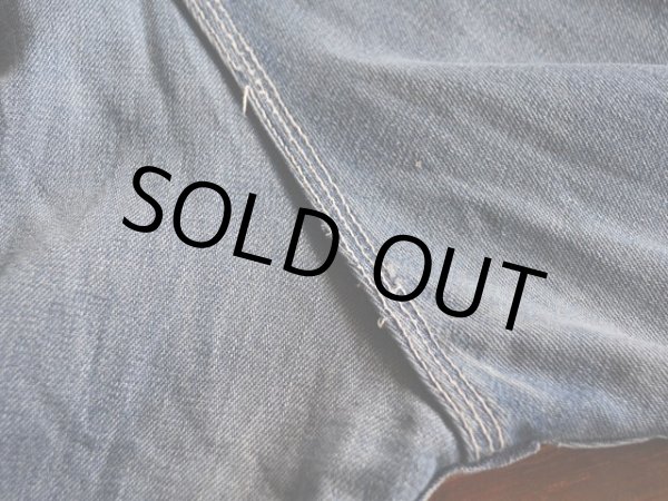 股・お尻付近にステッチホツレ。