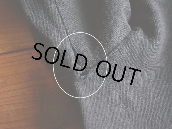 右脇下にステッチホツレによるダメージ。