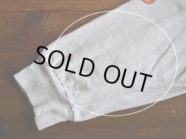 左袖口に薄ら汚れ。