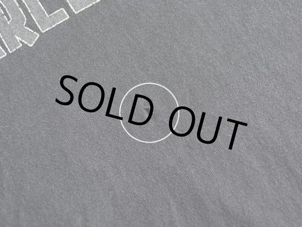 胸プリント下付近に小さなダメージ。