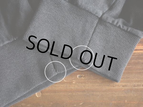 両袖口に少々ホツレ。