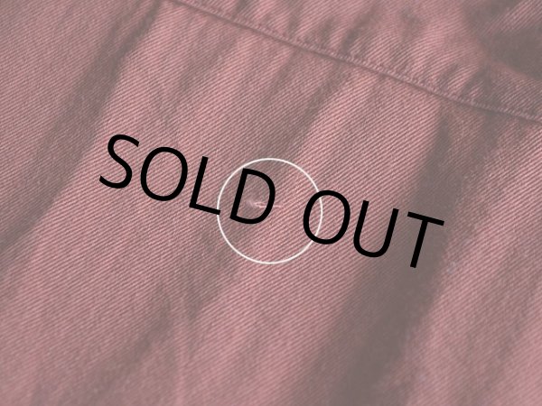 右胸ポケット下に僅かに引っ掛けたような跡。