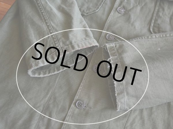 両袖口に少々ダメージ・汚れ。