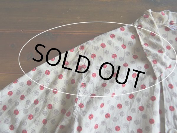 右襟から右肩にかけて薄ら日焼けのような跡。