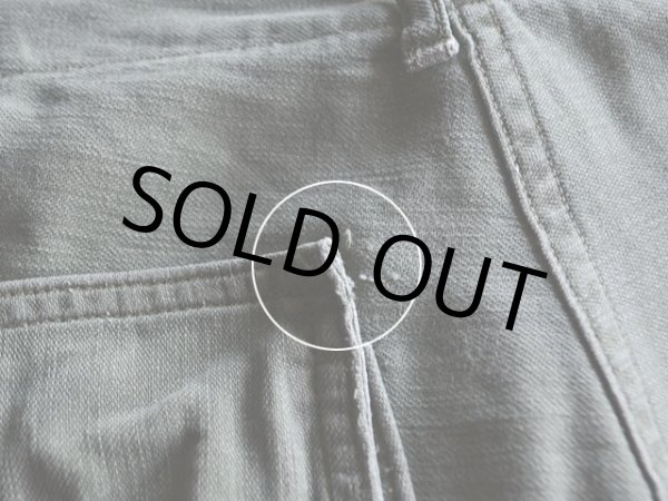 左ヒップポケットのフラップに少々ステッチホツレ。