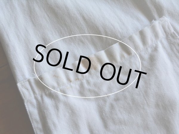 右裾ポケットに少々汚れ。